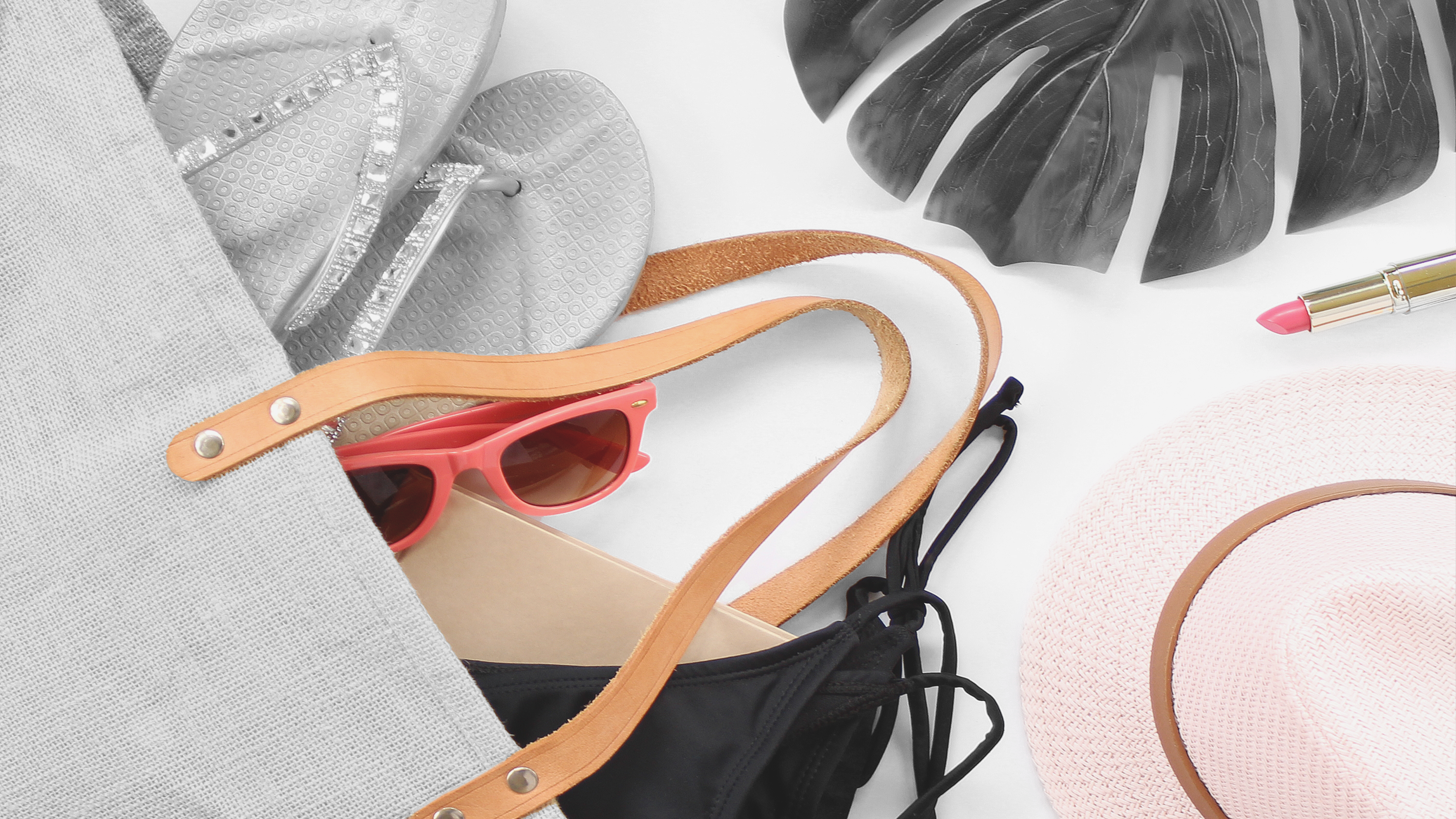 Imagen de composición de moda con bolso, sandalias, gafas de sol, bikini, sombrero y lápiz labial