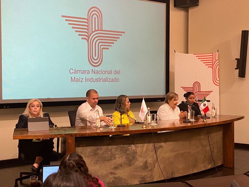 Héctor e Inés Guardia de Guardia consultores participando en una reunión de la CANAMI, en la presentación del estándar de sostenibilidad