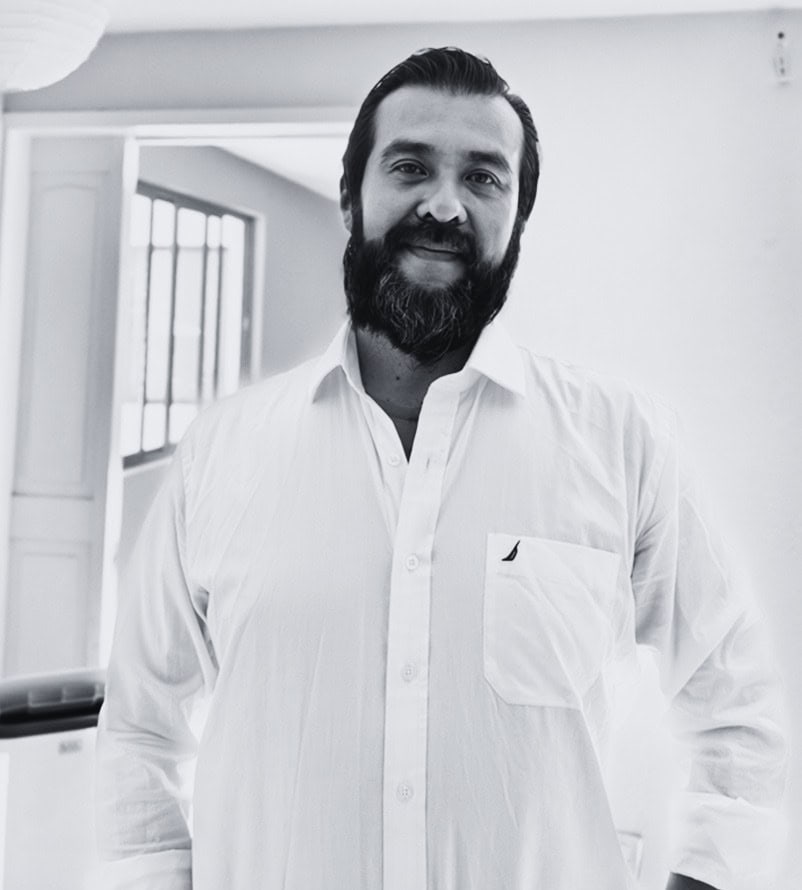 Alfonso Martínez, professional at Guardia Consultores, smiling confidently in a professional setting.