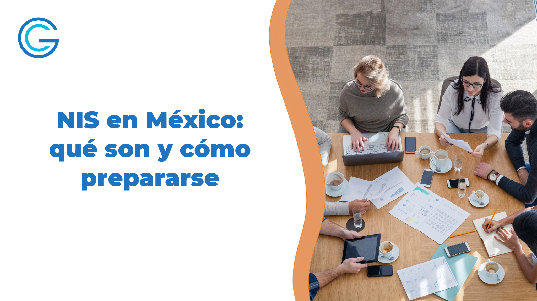 Portada del artículo sobre las normas de información de sostenibilidad en México, con un equipo revisando documentos y datos durante una reunión de trabajo.